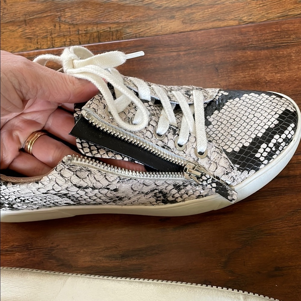 Naturalizer Leather Black and White Snake Pattern Sneakers- 7.5M EUC! - Picture 7 of 9